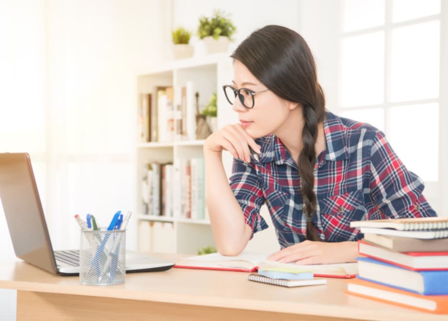 Imagem de uma mulher estudando através do notebook